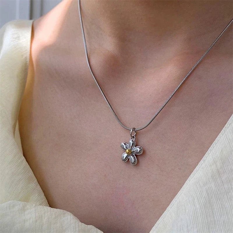 Korean Fashion Sweet Cool Flower Star Butterfly Pendant Necklaces for Women Vintage Elegant Snake Chains Necklace Y2K Jewelry