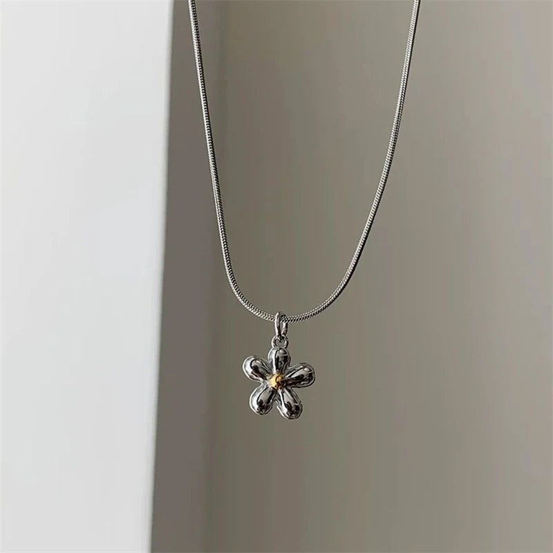 Korean Fashion Sweet Cool Flower Star Butterfly Pendant Necklaces for Women Vintage Elegant Snake Chains Necklace Y2K Jewelry